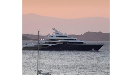 I mari della Sardegna affollati dagli yacht più lussuosi del mondo: dopo quello di Jeff Bezos, ecco i mostri di Bill Gates e Bernard Arnault