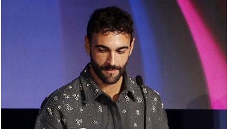 Marco Mengoni dice addio alla madre: Nadia Ferrari è morta a 60 anni, l'album e la canzone dedicati a lei