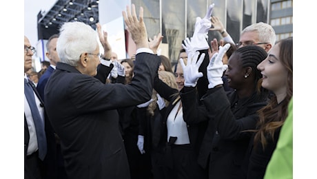 SUSA, L’ISTITUTO FERRARI E IL MAGICO INCONTRO CON IL PRESIDENTE MATTARELLA: IL DONO DEI GUANTI BIANCHI