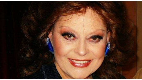 Angela Luce ospite a Verissimo, chi è l'attrice e cantante napoletana: dai registi e gli attori incantanti ai due grandi amori