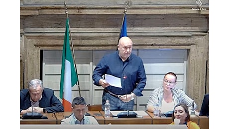 Terni, il sindaco Bandecchi fa il cane in consiglio comunale: abbaia e se ne va