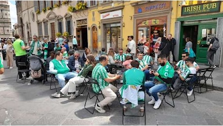 Che clima a Firenze! 2500 tifosi del Betis, la metà senza biglietto: cori e tanta allegria degli andalusi