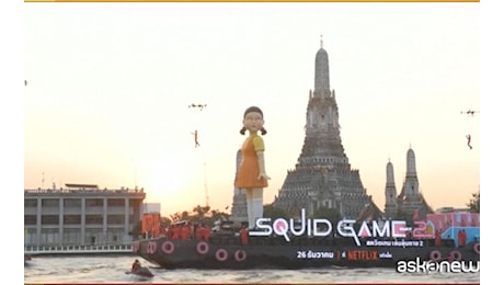 Una bambola gigante sul fiume di Bangkok per “Squid Game 2”