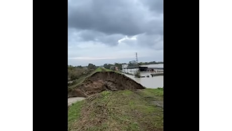 Emergenza anche nel reggiano: torrente Crostolo rompe gli argini a Cadelbosco di Sopra, immagini impressionanti