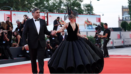 “Joker”: Lady Gaga regina del red carpet, con il futuro marito. Tutti i look promossi e bocciati