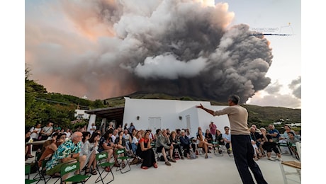 Stromboli, lo spettacolo della X° edizione del Teatro Eco Logico con eruzione in corso