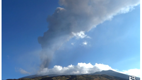 Cronaca diretta - Nube vulcanica di otto chilometri dall'Etna, forti boati e tutti i voli sospesi a Catania - Video