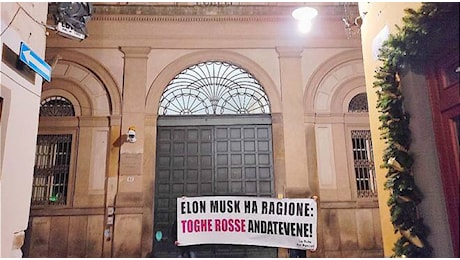 Rete dei Patrioti davanti al tribunale con uno striscione di sostegno a Elon Musk