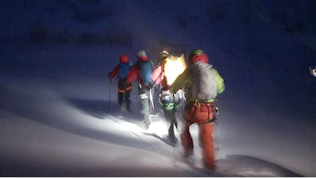 Anche 11 soccorritori dei due alpinisti in difficoltà sul Gran Sasso sono rimasti bloccati a 2.100 metri