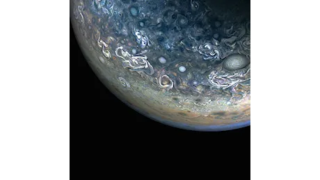 Juno “cattura” le nuvole caotiche e colorate di Giove
