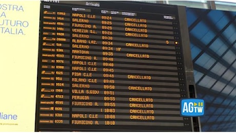 Sciopero dei treni a Roma Termini: le lunghe file dei viaggiatori che sperano di cambiare il biglietto