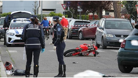 Schianto tra una moto e un’auto a Ponte Nuovo: giovanissimo centauro in condizioni critiche foto