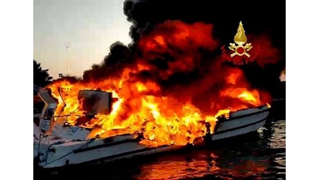 Incendio a Venezia, imbarcazioni in fiamme a Murano | FOTO e VIDEO