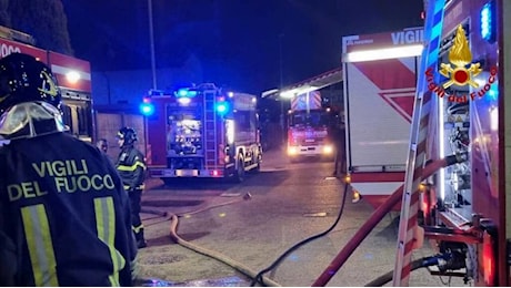 Incendio nel Milanese, tre fratelli nell'appartamento: un morto e un ferito grave