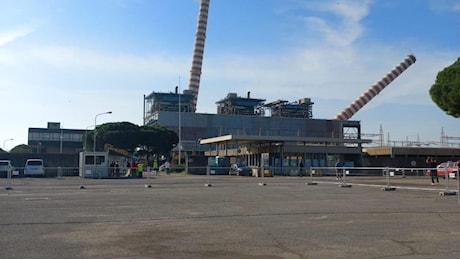 Piombino, giù le grandi ciminiere di Tor di Sale: addio a 50 anni di storia in 20 secondi