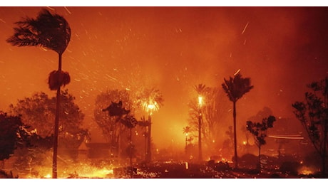 Incendi a Los Angeles: 30mila persone evacuate, oltre 200mila senza corrente. I vigili del fuoco: “Non conteniamo le fiamme”