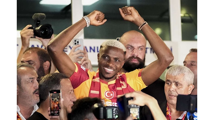 Osimhen accolto come una star a Istanbul e snobba Napoli: Qui itifosi migliori al mondo - Diretta Osimhen accolto come una star a Istanbul e snobba Napoli: Qui itifosi migliori al mondo - Diretta