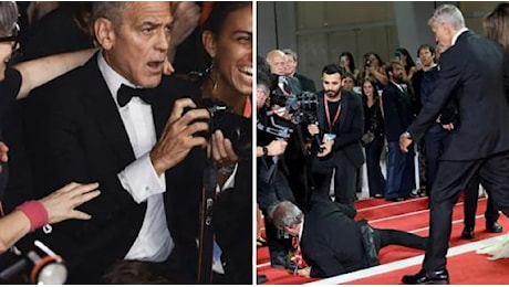 Venezia, George Clooney interviene a rialzare un fotografo caduto sul red carpet