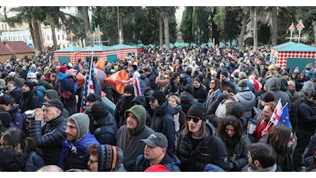 Georgia, migliaia di manifestanti davanti al Parlamento