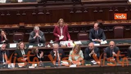 Meloni vestita in rosso (quasi natalizio) in Aula a Montecitorio per il suo discorso