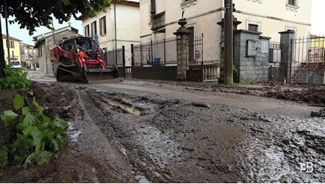 Cronaca meteo diretta - Maltempo nel varesotto, ruspe al lavoro a Gavirate per rimuovere fango - Video