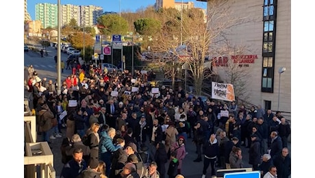 Emergenza idrica, nuova protesta davanti alla Regione Basilicata e traffico bloccato in viale Verrastro a Potenza