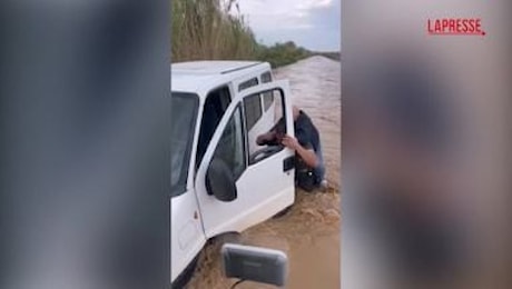 Maltempo, bloccato nel furgone in balia dell'acqua in Calabria: salvato dai vvf