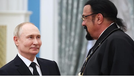 Steven Seagal: “Morirei per Putin”. I veterani russi vogliono arruolarlo