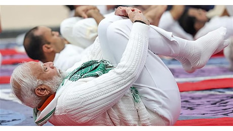 Il premier indiano Modi guida una sessione di yoga nel Kashmir