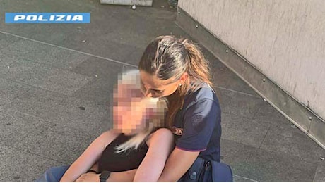 Como, 22enne russa minaccia di gettarsi dal tetto di un supermercato: salvata dalla polizia, l'abbraccio con l'agente coetanea