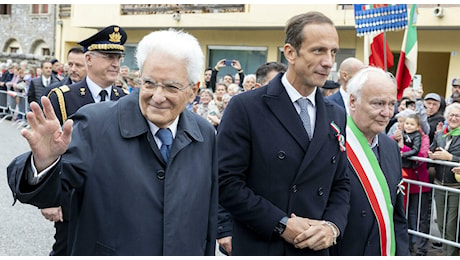 Mattarella ad Ampezzo per la commemorazione della Carnia zona libera: accolto dai bambini che sventolano il tricolore