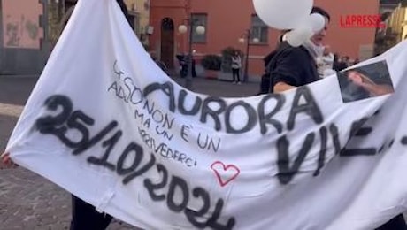 A Piacenza i funerali di Aurora, l'arrivo del feretro della 13enne