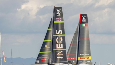 Luna Rossa alle finali della Louis Vuitton Cup, la diretta delle regate di oggi contro Ineos: in acqua dalle 14.15, serie sul 2-2. Vento imprevedibile