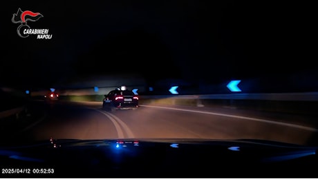 Guida per 10 chilometri contromano in superstrada: inseguimento da film nel Napoletano – Video