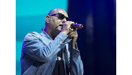 Luca Carboni, il ritorno per festeggiare i 40 anni di carriera tra canzoni e pittura