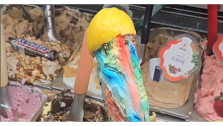 Tu si 'na cosa grande, l'opera di Gaetano Pesce ora è anche un gelato: l'omaggio di una gelateria all'installazione dedicata a Pulcinella