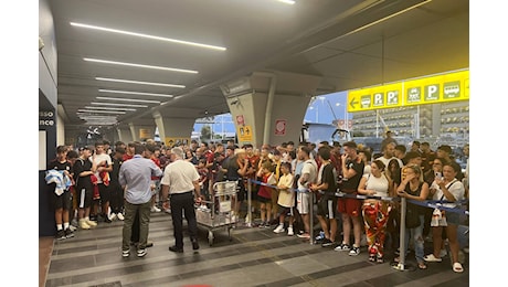 Fiumicino, i tifosi aspettano Soulé e infiammano l’aeroporto: il video dell’inno è da brividi