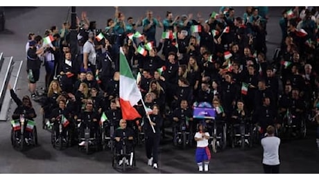 Paralimpiadi 2024, l'Italia sfila nella cerimonia di apertura a Parigi