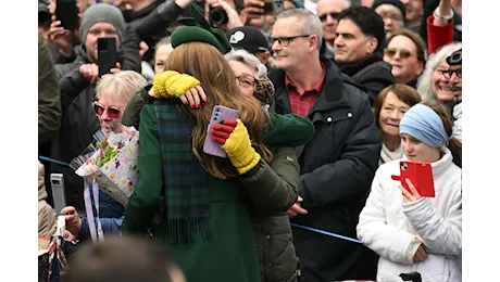 L'abbraccio con una donna malata di cancro