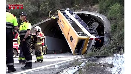 Spagna, bus si ribalta e resta in verticale: oltre 30 i feriti. VIDEO