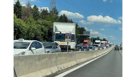 Scontro tra auto e moto sulla superstrada della Malpensa: due feriti, elisoccorso in azione e traffico bloccato