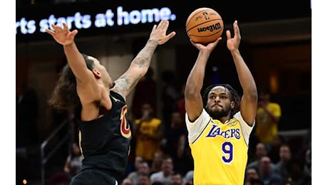 NBA, Bronny James segna il primo canestro della carriera nella sua Cleveland. VIDEO