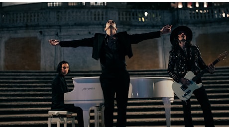 Achille Lauro in piazza di Spagna, migliaia di persone per il concerto a Trinità dei Monti. Il gran finale con Notte prima degli esami