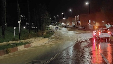 Meteo, nubifragio colpisce Siena: 100 mm di pioggia in poche ore. Strade allagate e scuole chiuse