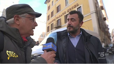 Trasporto detenuti, Lucci incalza i politici dopo le polemiche sull'intima gioia di Delmastro - Striscia la notizia Video