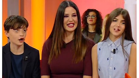 Alessia Fabiani per la prima volta in tv con i figli gemelli Kim e Keira, attori già a 12 anni: dalla Balivo il motivo dei particolari nomi