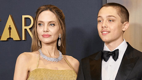 Angelina Jolie sul red carpet con il figlio Knox. Segni particolari: è identico al padre Brad Pitt