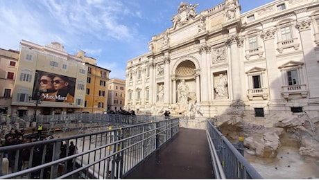 Apre la passerella di Fontana di Trevi: 130 persone alla volta. Il sindaco Gualtieri: “L’acqua nella fontana entro dicembre”