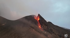 Stromboli, nube di cenere vulcanica e flusso piroclastico: video drone: