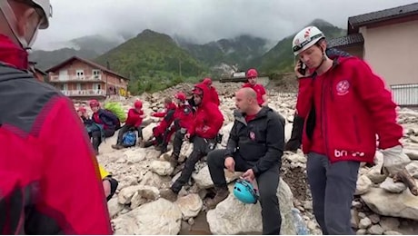 Alluvione in Bosnia, i soccorritori scavano nel fango alla ricerca dei dispersi: il paese è distrutto